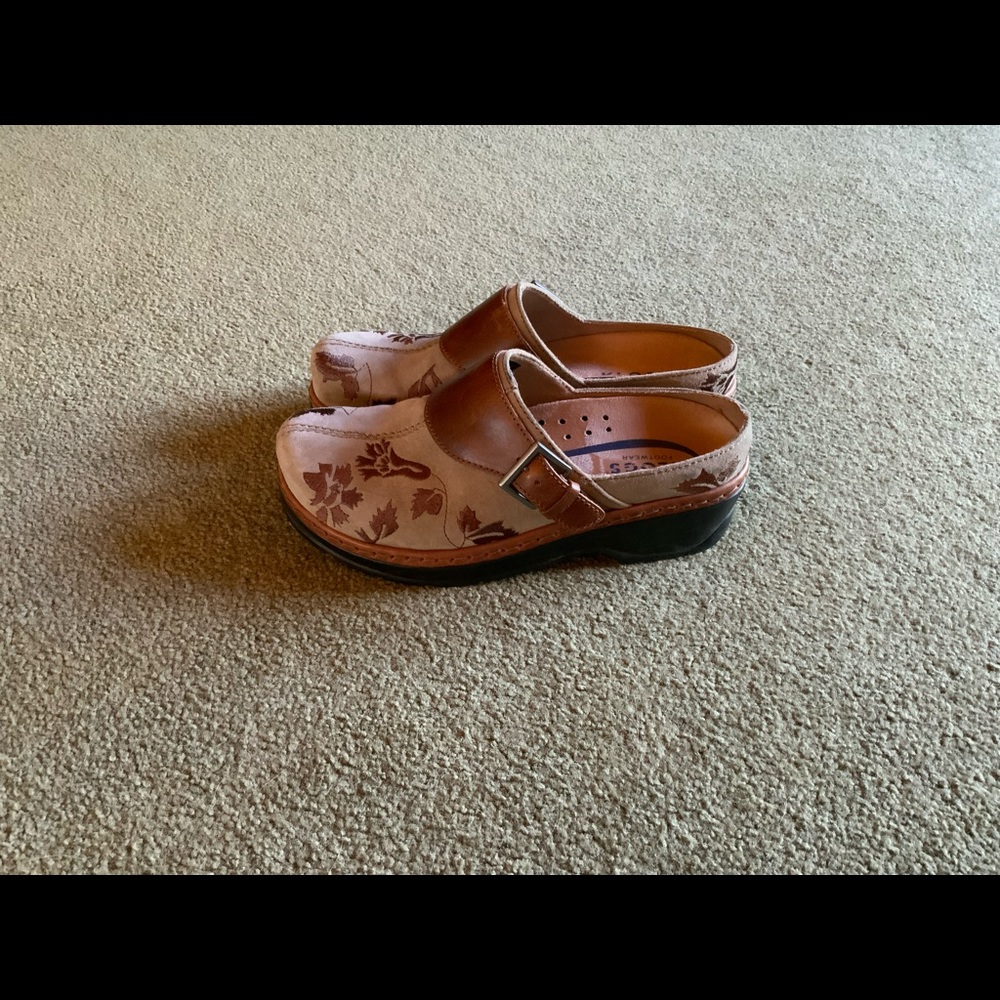 Klogs - Picture 3 of 5